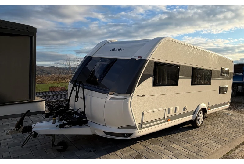 Karavan Hobby 545 KMF DeLuxe 1800kg - ZAPŮJČENÍ PRAHA Karavan Hobby 545 KMF DeLuxe 1800kg - ZAPŮJČENÍ PRAHA