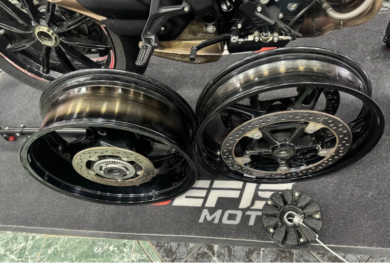 Originální kola - disky pro BMW S1000RR/R/XR 2019-2026 Použité Originální kola - disky pro BMW S1000RR/R/XR 2019-2026 Použité